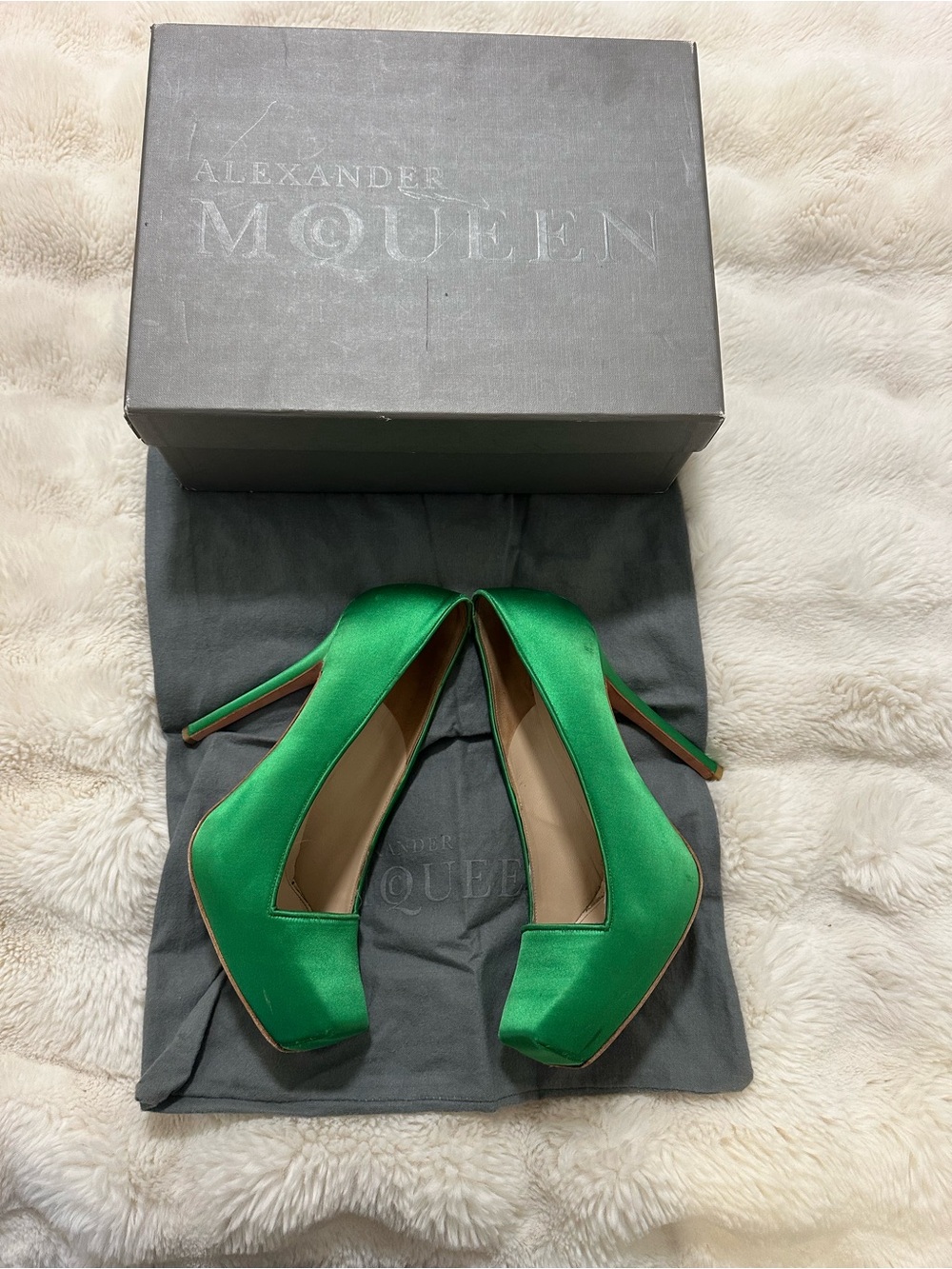 Alexander McQueen Green Satin Square Toe Pumps Heels Size 40 w/ Box & Dust Bag